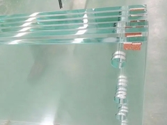 গ্লাস প্যানেলের উপর ড্রিল গর্ত